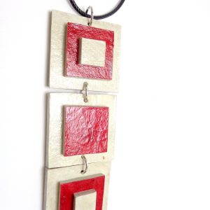 Pendentif long en carton - Blanc/Rouge carmin