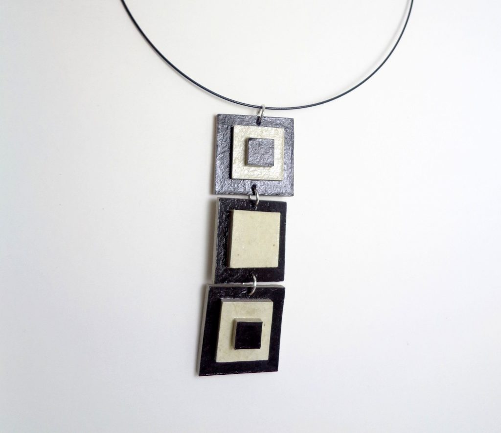Pendentif long en carton - Noir et Blanc