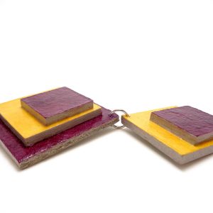 Long pendentif en carton - Bordeaux/Jaune – Image 2