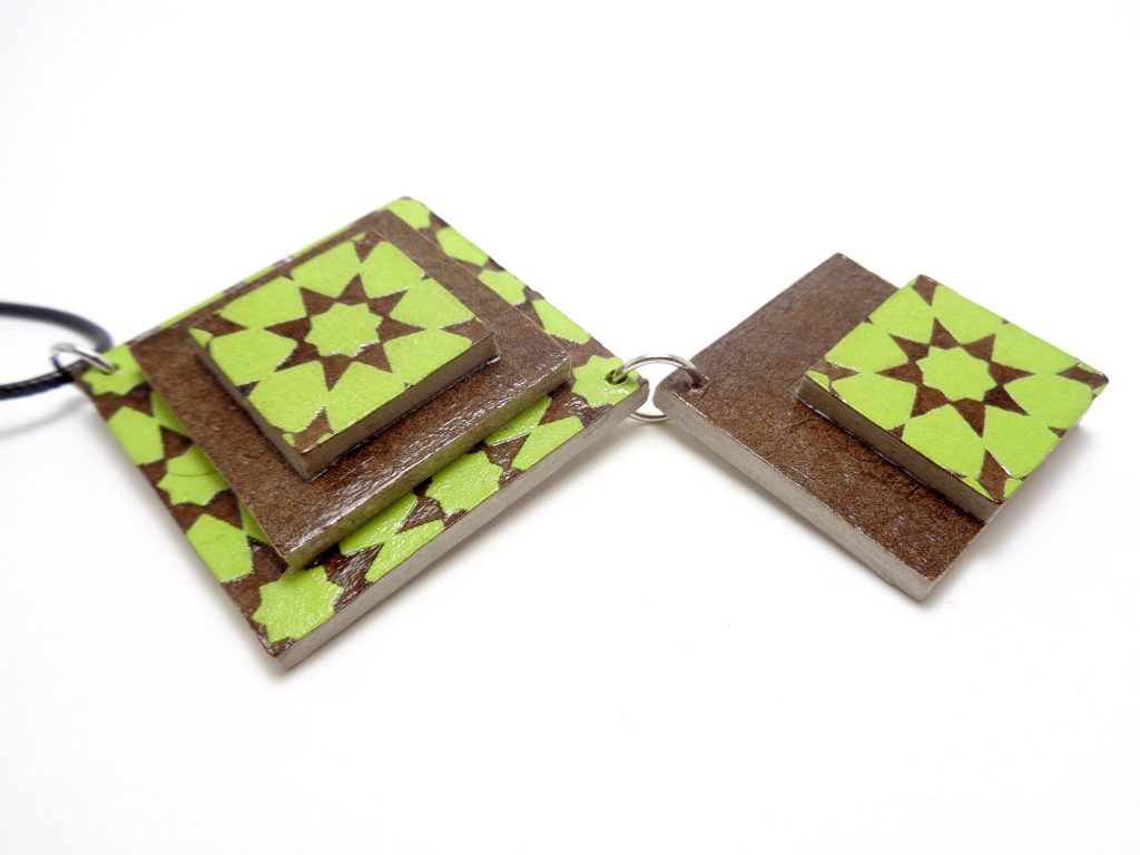 Long pendentif en carton - Vert etoilé/Marron