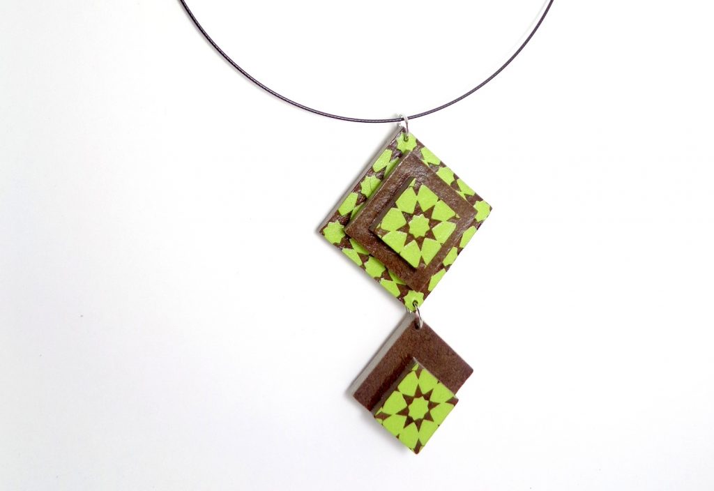 Long pendentif en carton - Vert etoilé/Marron