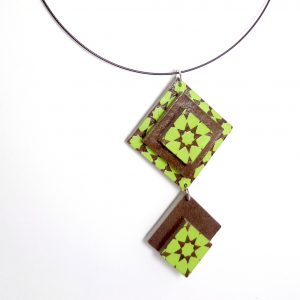 Long pendentif en carton - Vert etoilé/Marron