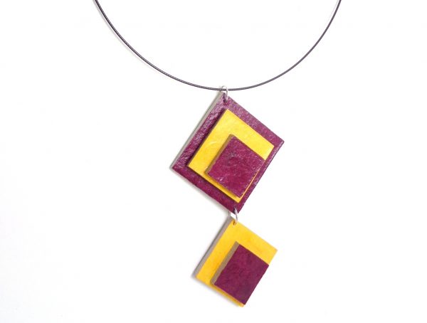 Long pendentif en carton - Bordeaux/Jaune