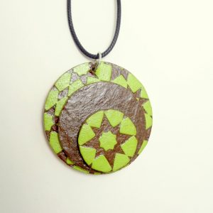 Pendentif rond en carton - Vert étoilé/Marron