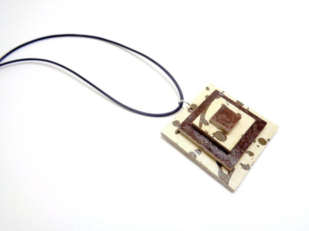 Pendentif carré en carton - Blanc à motifs/Marron