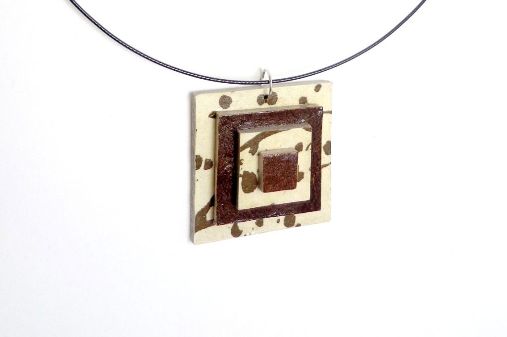 Pendentif carré en carton - Blanc à motifs/Marron