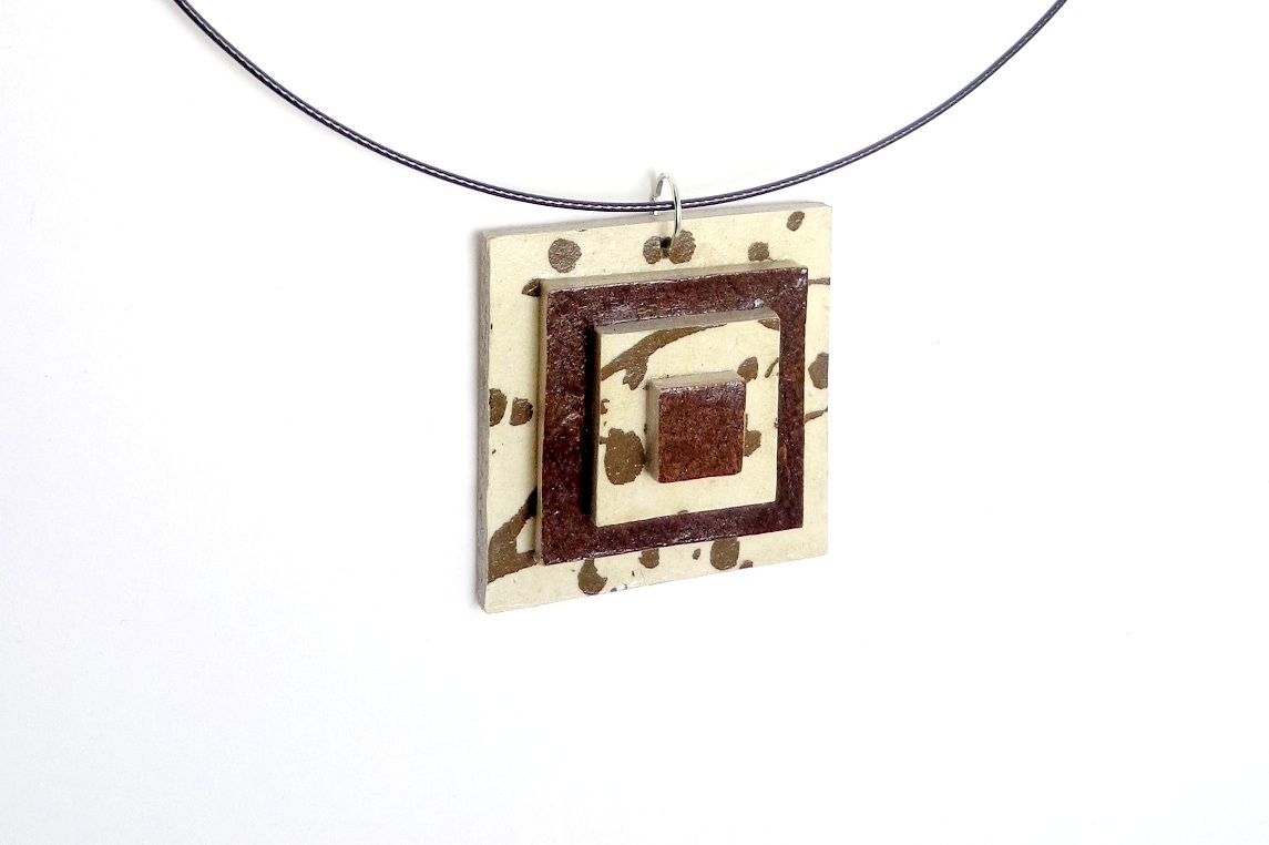 Pendentif carré en carton - Blanc à motifs/Marron – Image 1