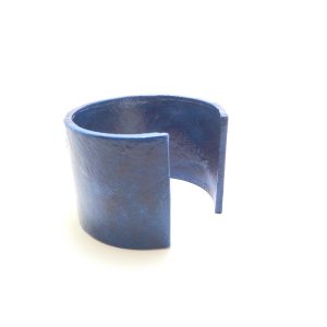 Bracelet manchette en carton - Bleu outremer – Image 2