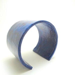 Bracelet manchette en carton - Bleu outremer – Image 3