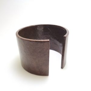 Bracelet manchette en carton - Marron – Image 2