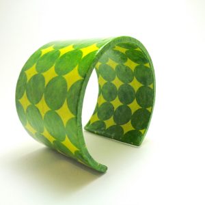 Bracelet manchette en carton - Vert pop – Image 2