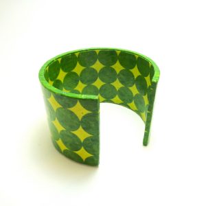 Bracelet manchette en carton - Vert pop – Image 3