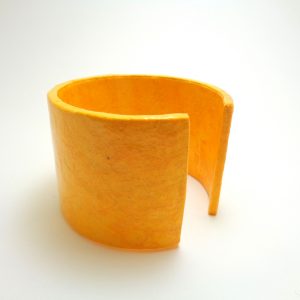 Bracelet manchette en carton - Jaune – Image 2