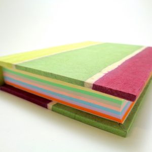 Carnet aux feuilles multi couleurs - Vert/Bordeaux - 256 pages – Image 2