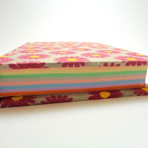 Carnet aux feuilles multi couleurs - Gris à fleurs rose - 256 pages – Image 2