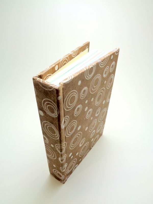 Carnet aux feuilles multi couleurs - Marron à cercles blancs - 256 pages