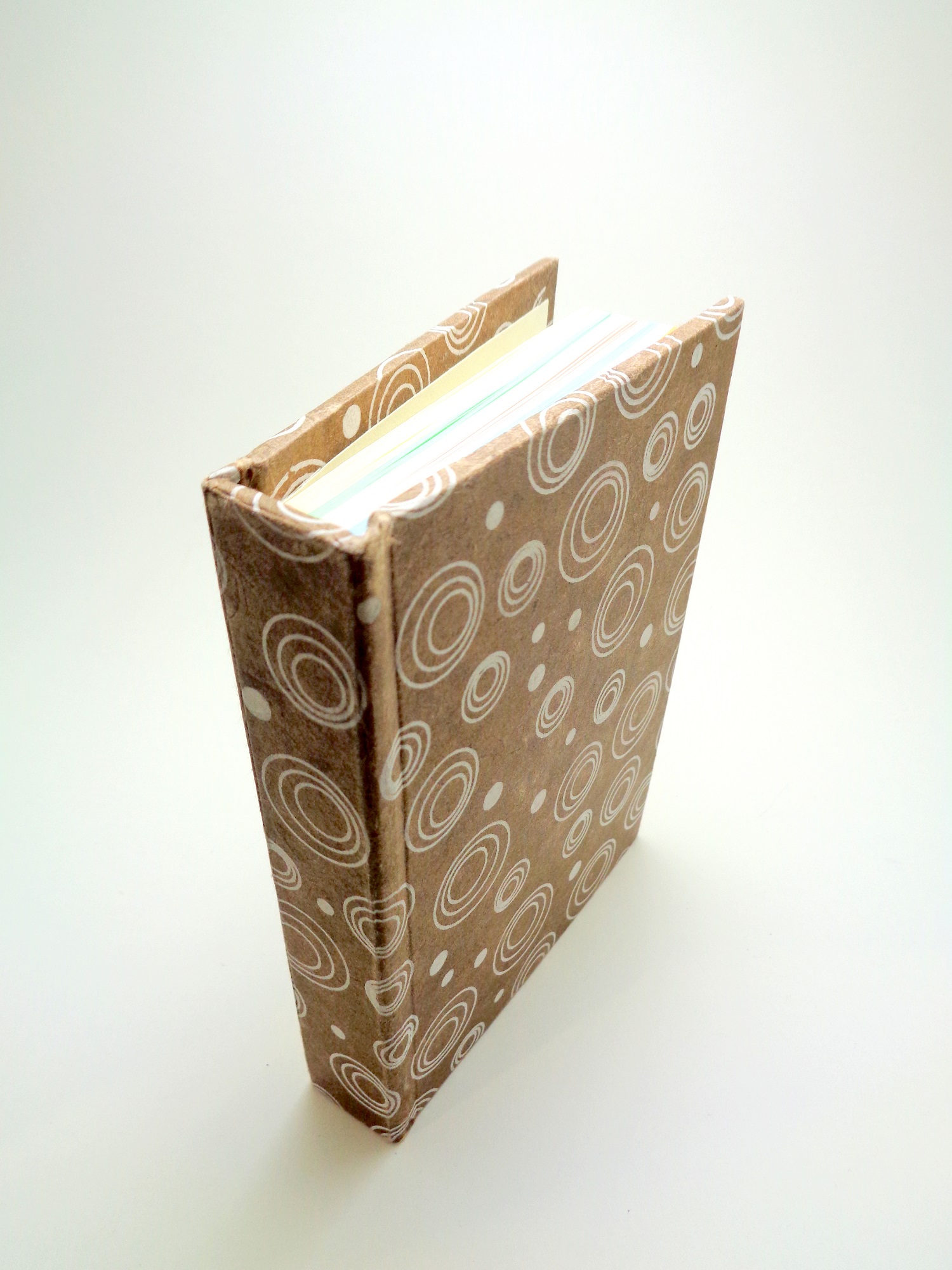 Carnet aux feuilles multi couleurs - Marron à cercles blancs - 256 pages – Image 2