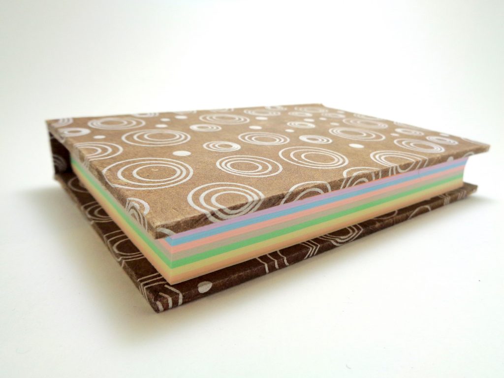 Carnet aux feuilles multi couleurs - Marron à cercles blancs - 256 pages