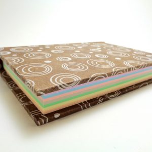 Carnet aux feuilles multi couleurs - Marron à cercles blancs - 256 pages – Image 3