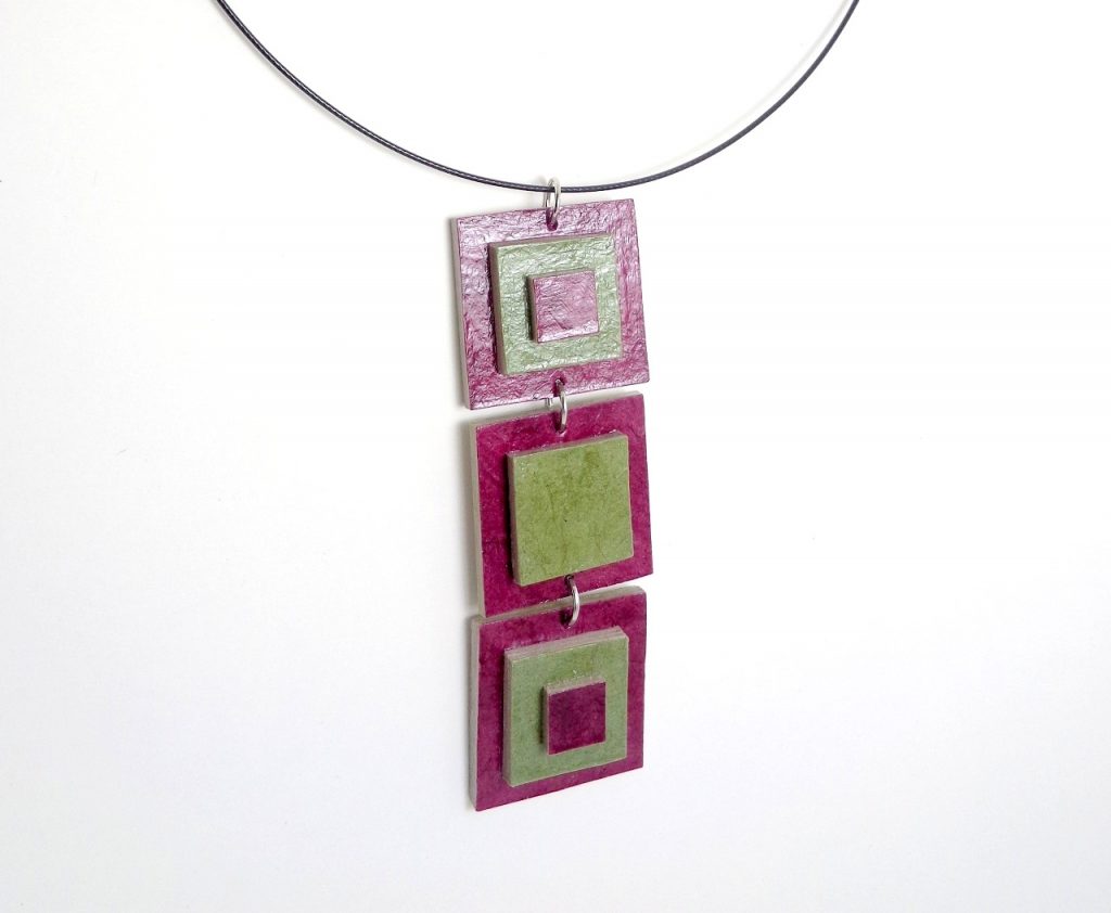 Pendentif long en carton - Bordeaux/Vert olive