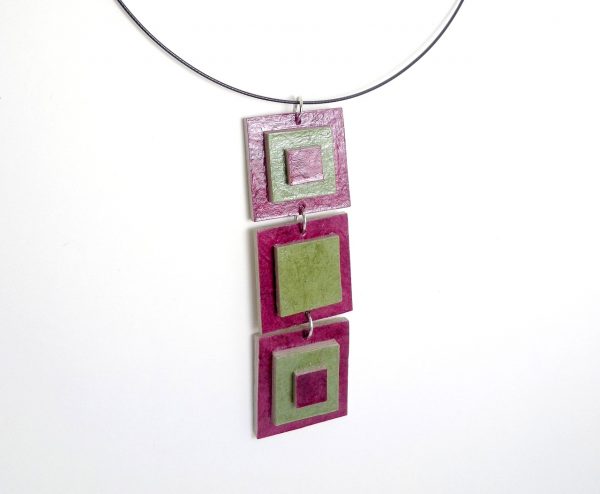 Pendentif long en carton - Bordeaux/Vert olive