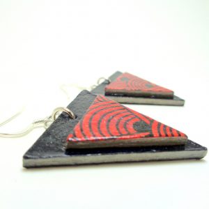 Boucles d'oreille en carton - Triangles -Noir/Rouge Nœuds - Argent 925 – Image 2