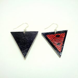 Boucles d'oreille en carton - Triangles -Noir/Rouge Nœuds - Argent 925 – Image 3