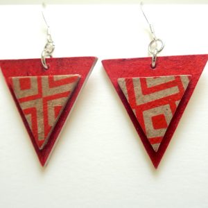 Boucles d'oreille en carton - Triangle - Rouge carmin/Gris rouge géo - Argent 925 – Image 4