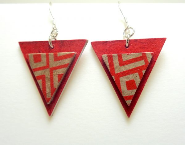 Boucles d'oreille en carton - Triangle - Rouge carmin/Gris rouge géo - Argent 925
