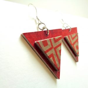 Boucles d'oreille en carton - Triangle - Rouge carmin/Gris rouge géo - Argent 925