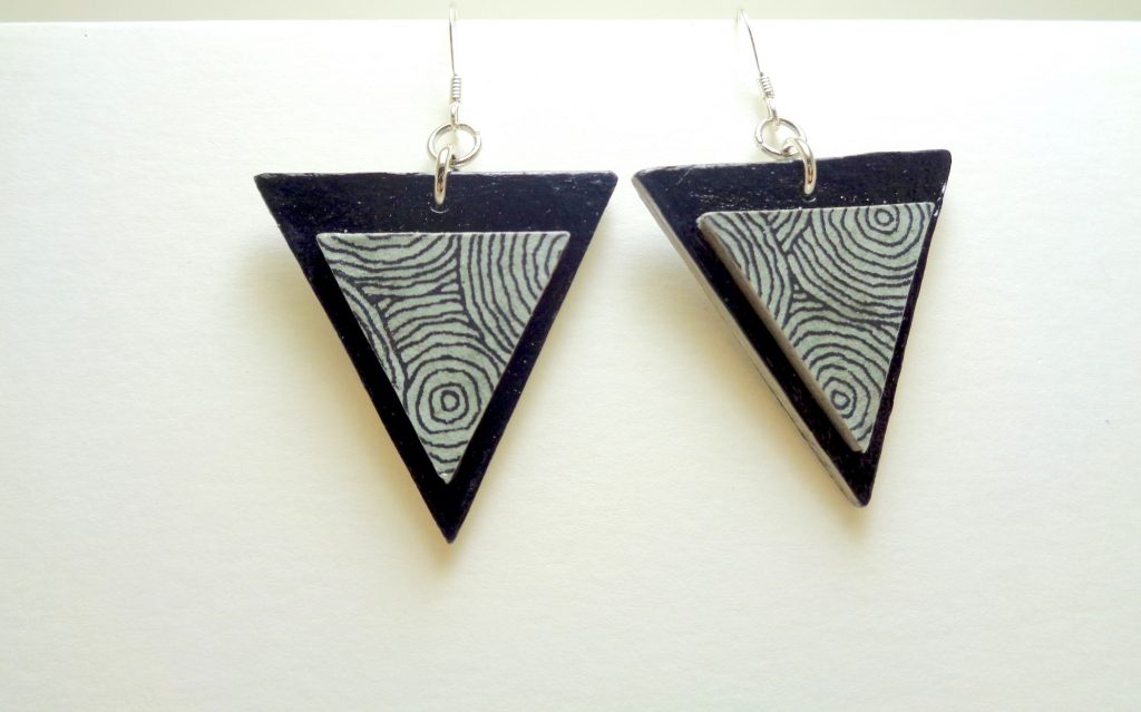 Boucles d'oreille en carton - Triangles - Noir/Gris cercles - Argent 925