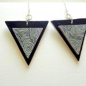 Boucles d'oreille en carton - Triangles - Noir/Gris cercles - Argent 925 – Image 2