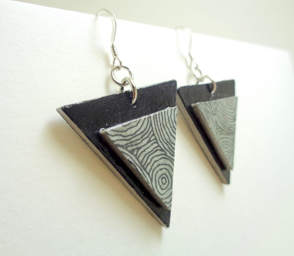 Boucles d'oreille en carton - Triangles - Noir/Gris cercles - Argent 925