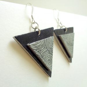 Boucles d'oreille en carton - Triangles - Noir/Gris cercles - Argent 925