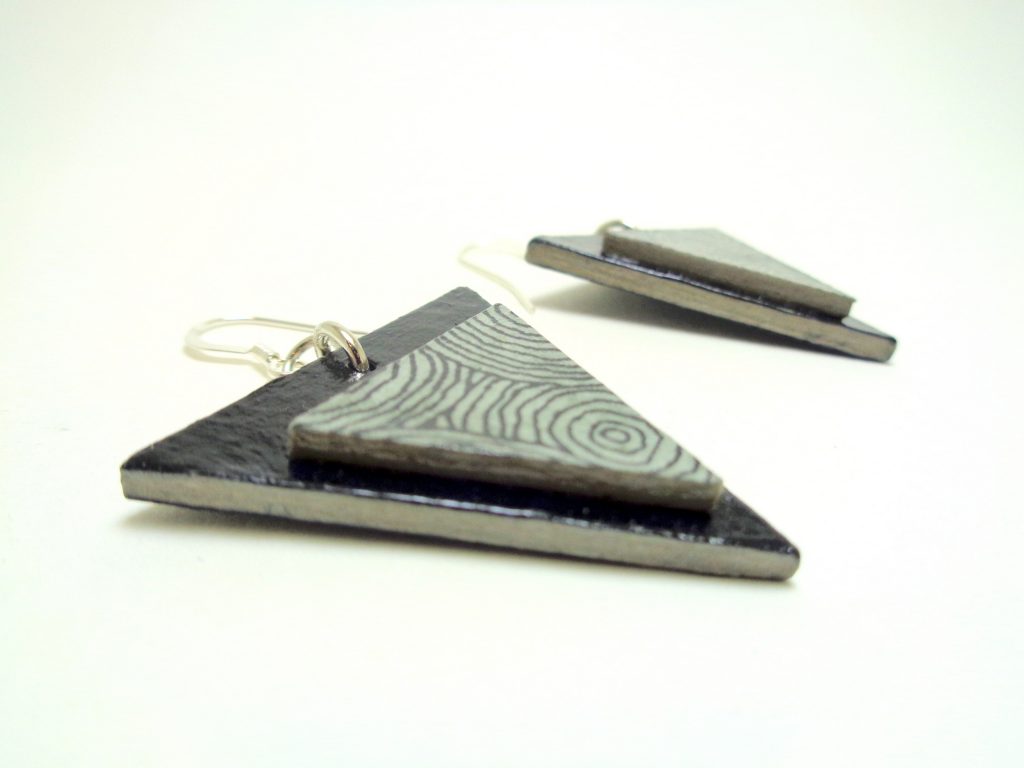 Boucles d'oreille en carton - Triangles - Noir/Gris cercles - Argent 925