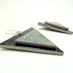 Boucles d'oreille en carton - Triangles - Noir/Gris cercles - Argent 925 – Image 3