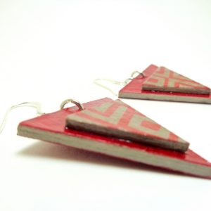 Boucles d'oreille en carton - Triangle - Rouge carmin/Gris rouge géo - Argent 925 – Image 2