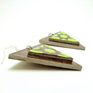 Boucles d'oreille en carton - Triangles - Marron/Vert étoilé - Argent 925 – Image 2