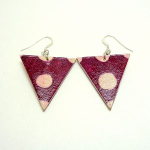 Boucles d'oreille en carton - Triangles - Bordeaux pois - Argent 925 – Image 3