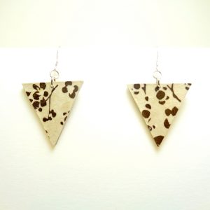 Boucles d'oreille en carton - Triangles - Blanc à motifs marron - Argent 925 – Image 3