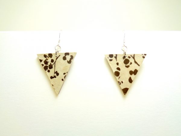 Boucles d'oreille en carton - Triangles - Blanc à motifs marron - Argent 925