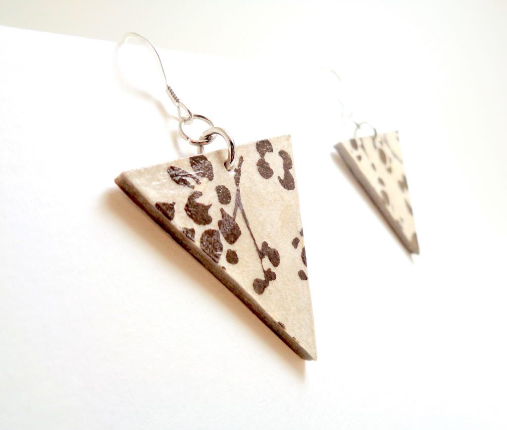 Boucles d'oreille en carton - Triangles - Blanc à motifs marron - Argent 925