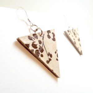 Boucles d'oreille en carton - Triangles - Blanc à motifs marron - Argent 925