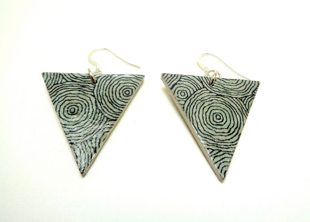 Boucles d'oreille en carton - Triangles - Gris cercles - Argent 925