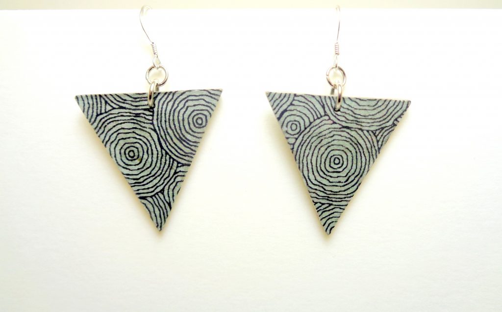 Boucles d'oreille en carton - Triangles - Gris cercles - Argent 925