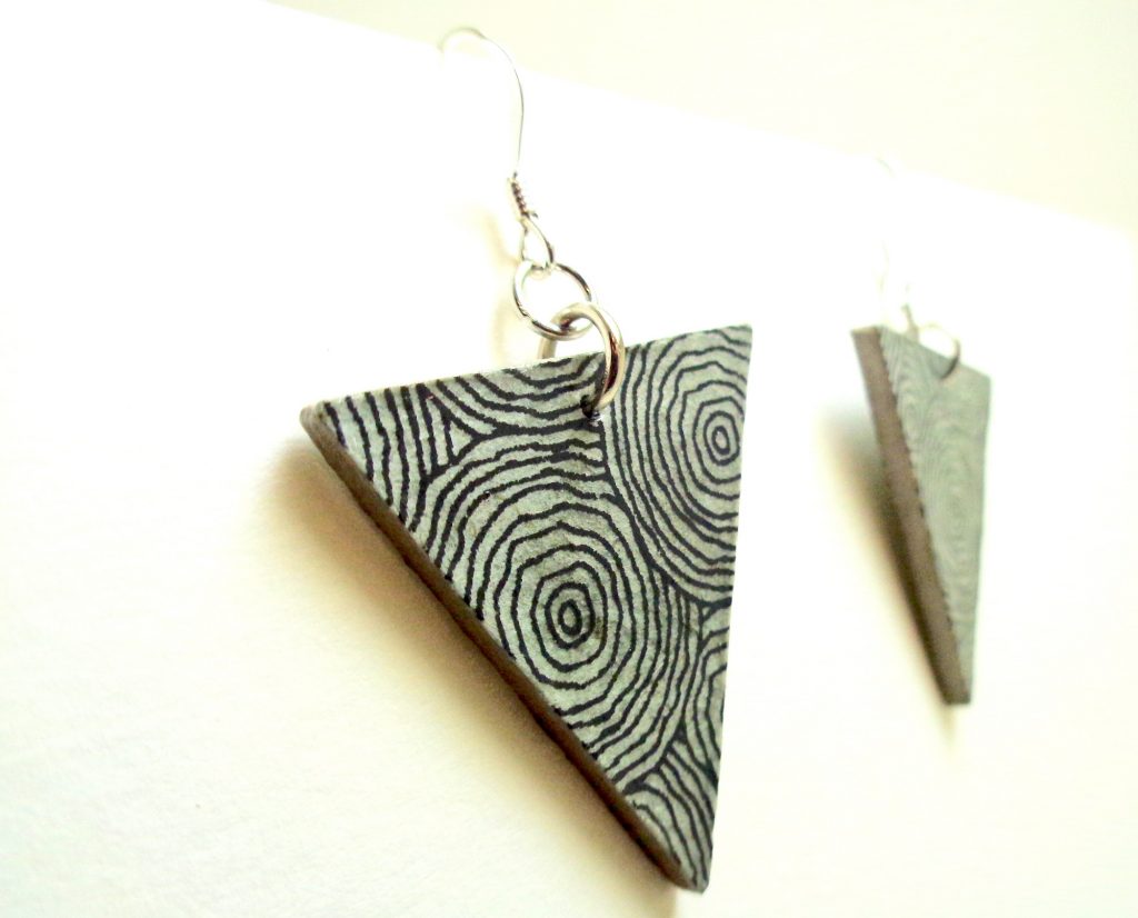 Boucles d'oreille en carton - Triangles - Gris cercles - Argent 925