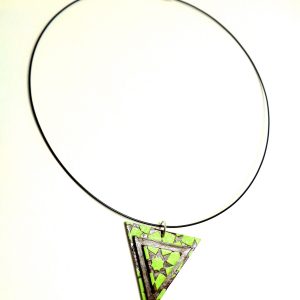 Pendentif triangle en carton - Vert étoilé/Marron – Image 3