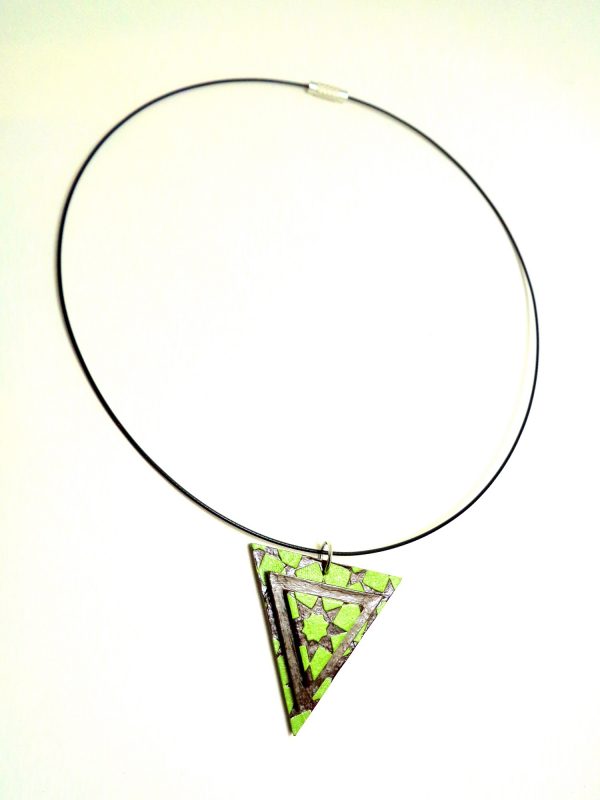 Pendentif triangle en carton - Vert étoilé/Marron