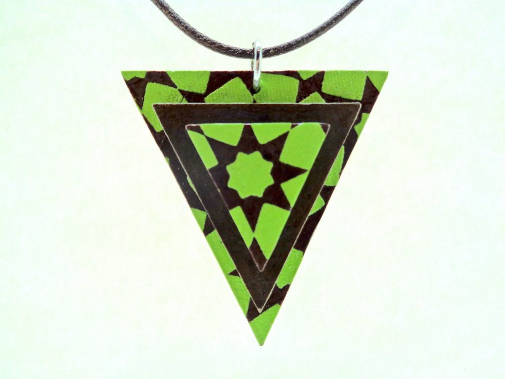 Pendentif triangle en carton - Vert étoilé/Marron