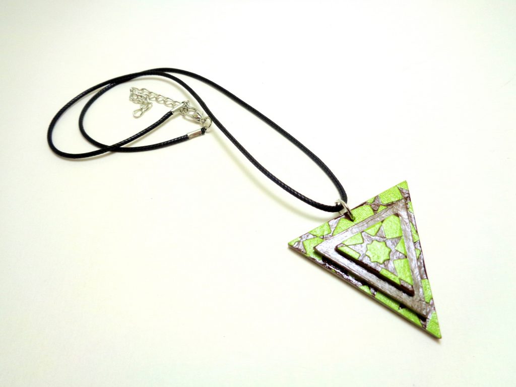 Pendentif triangle en carton - Vert étoilé/Marron